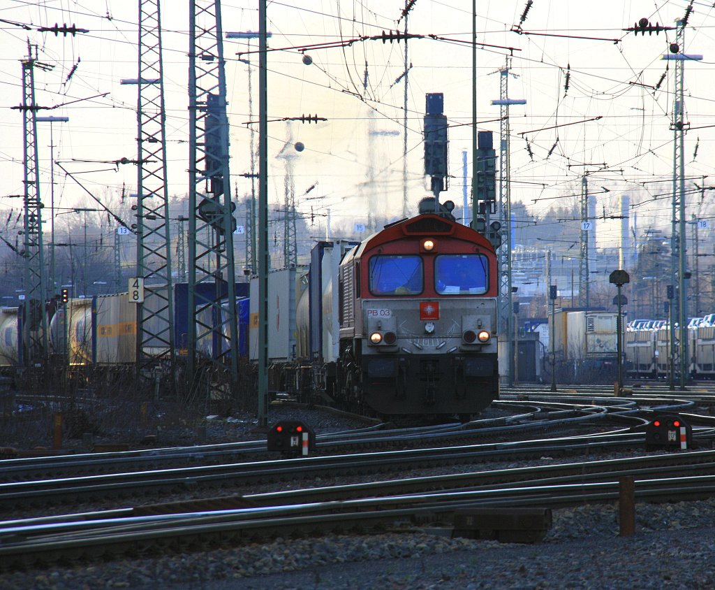 Die Class 66 PB03  Mireille  von Crossrail fhrt mit einem Containerzug von Aachen-West nach Belgien bei Abendstimmung am Rosenmontag 20.2.2012