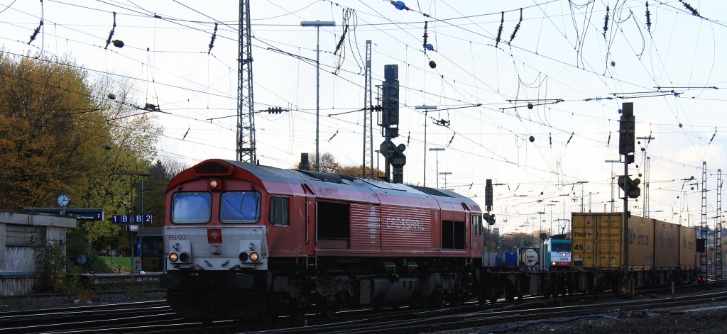 Die Class 66 PB03  Mireille  von Crossrail f�hrt mit einem P&O Ferrymasters Containerzug aus Gallarate(I) nach Muizen(B) bei der Ausfahrt aus Aachen-West und f�hrt in Richtung Montzen/Belgien bei sch�nem Novemberwetter am 11.11.2012.