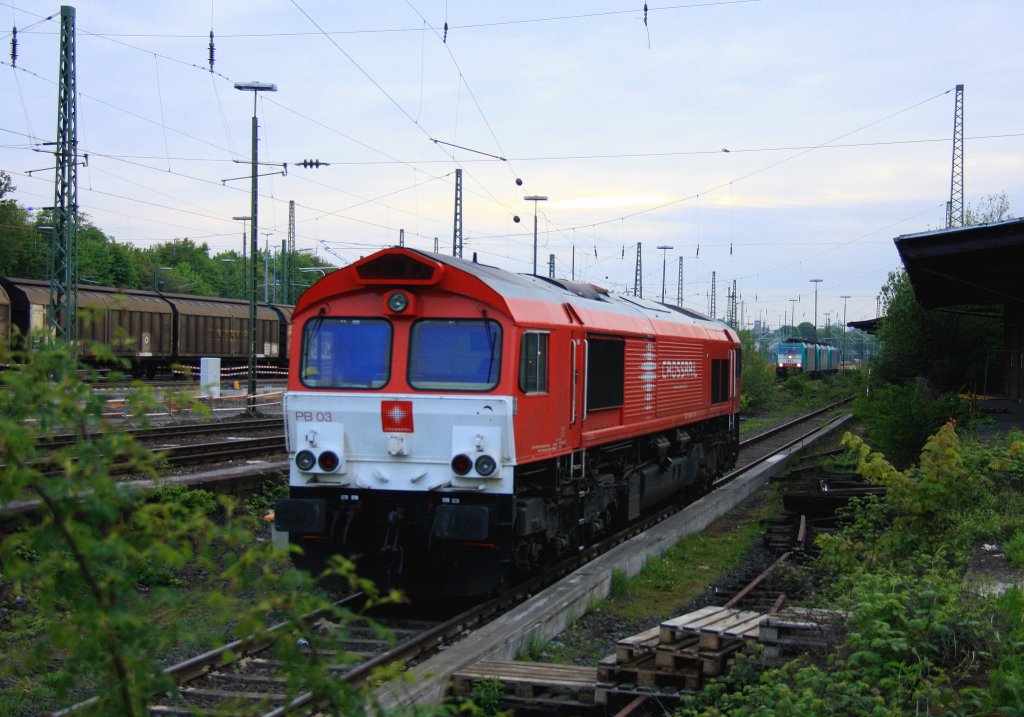 Die Class 66 PB03  Mireille  von Crossrail steht abgestellt an der Laderampe in Aachen-West bei Wolken am Abend  des 14.5.2013.