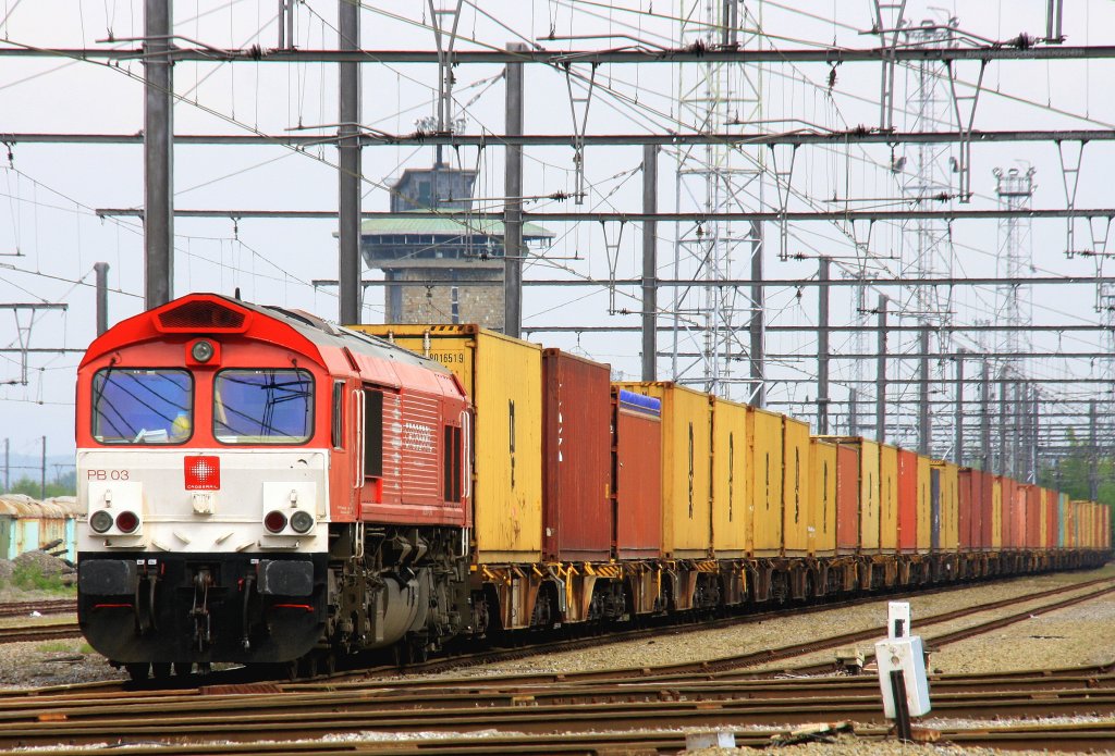 Die Class 66 PB03  Mireille  von Crossrail steht in Montzen-Gare(B) mit einem langen MSC-Containerzug bei Sonne und Wolken am 20.5.2013. 