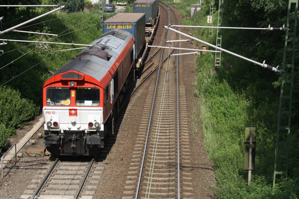 Die Class 66 PB12  Marleen  von Crossrail kommt mit LKW-Walter-Zug von Aachen-West und  fhrt in den Gemmenicher Tunnel rein bei Sonne.
Aufgenomen bei Reinratzkehl.
1.7.2011