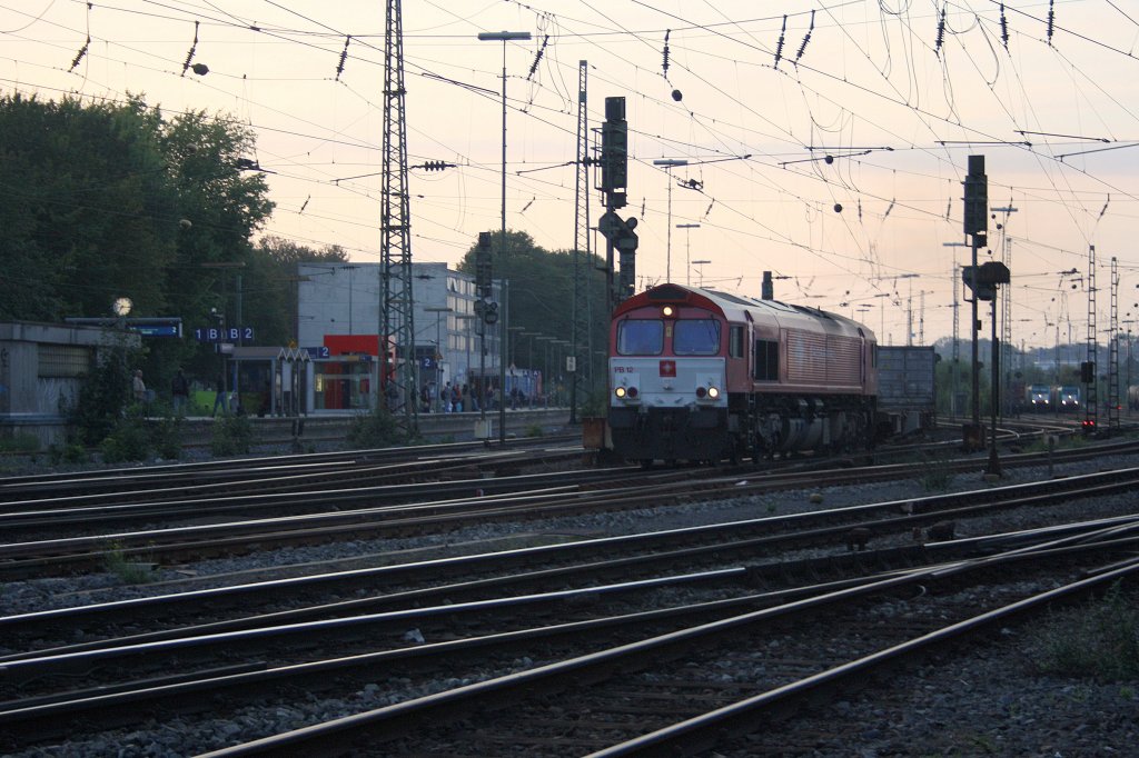 Die Class 66 PB12  Marleen  von Crossrail f�hrt mit einem Containerzug von Aachen-West nach Belgien bei Abendrot.
23.9.2011