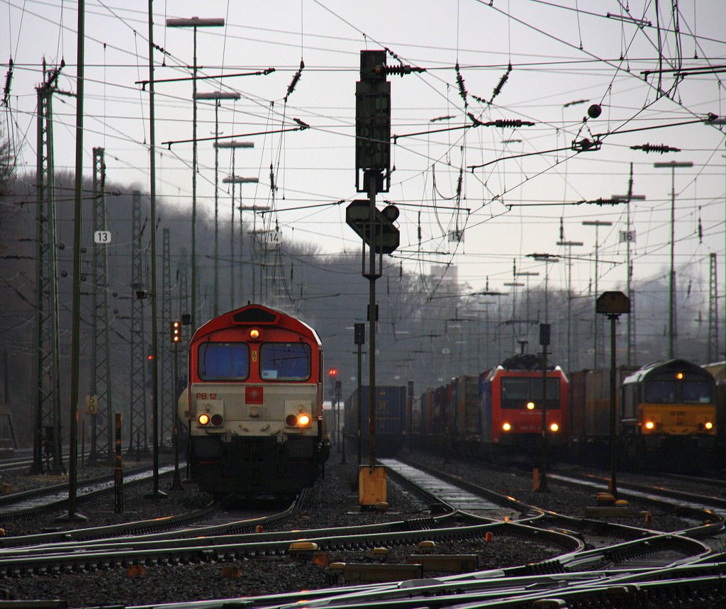 Die Class 66 PB12  Marleen  von Crossrail fhrt mit einem Containerzug von Aachen-West nach Belgien bei strmenden Regen am 21.1.2012.