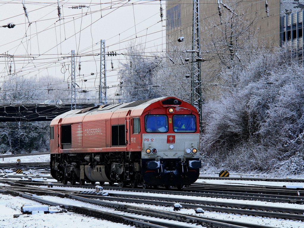 Die Class 66 PB12  Marleen  von Crossrail kommt als Lokzug aus Montzen(B) und fhrt in Aachen-West ein im Schnee am 19.2.2012. 
