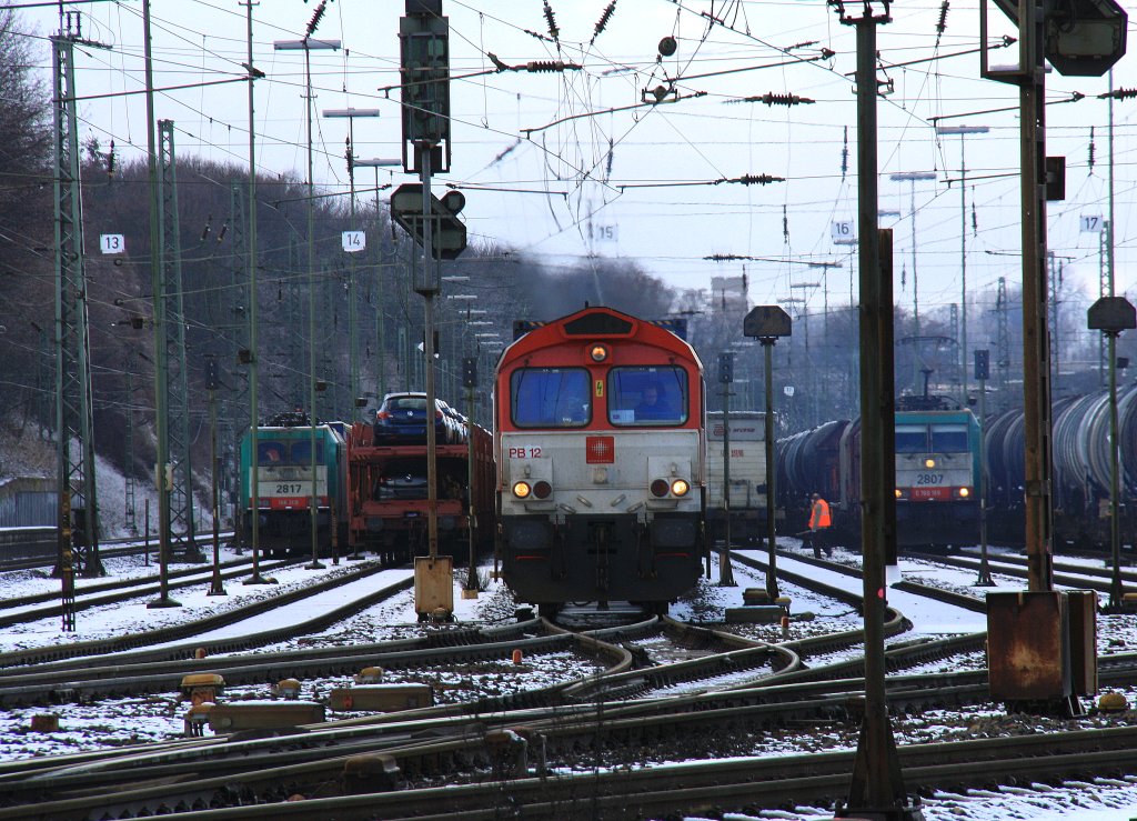 Die Class 66 PB12  Marleen  von Crossrail fhrt mit einem P&O Ferrymasters Containerzug von Aachen-West nach Muizen(B) im Schnee am 19.2.2012. 
