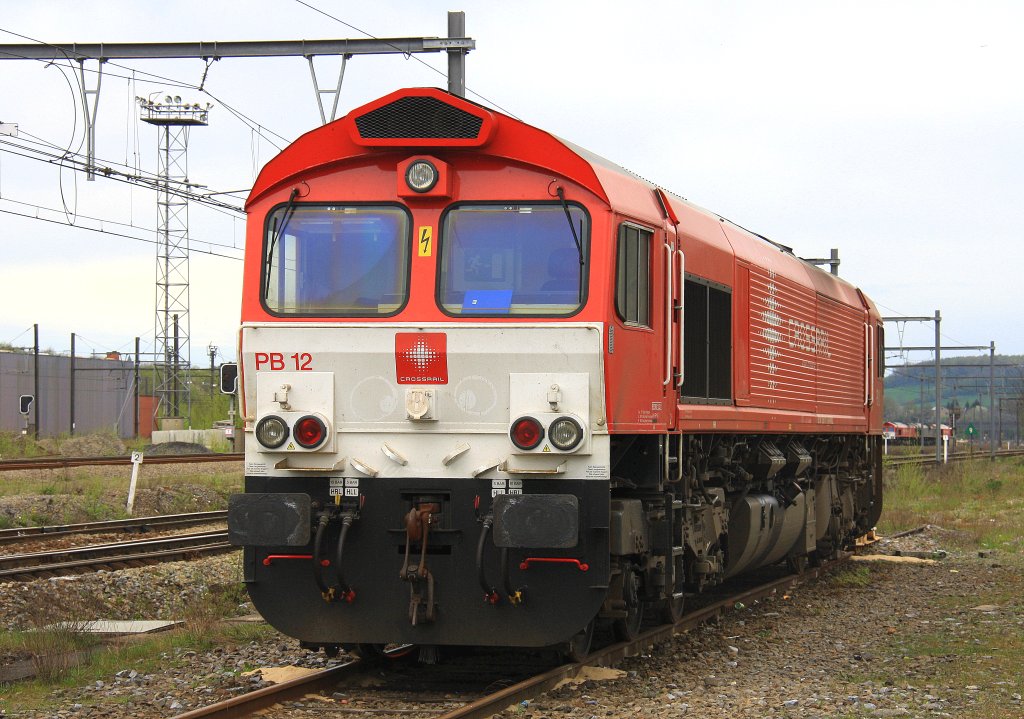 Die Class 66 PB12  Marleen  von Crossrail steht in Montzen-Gare(B) bei Sonne und Wolken am 29.4.2012.