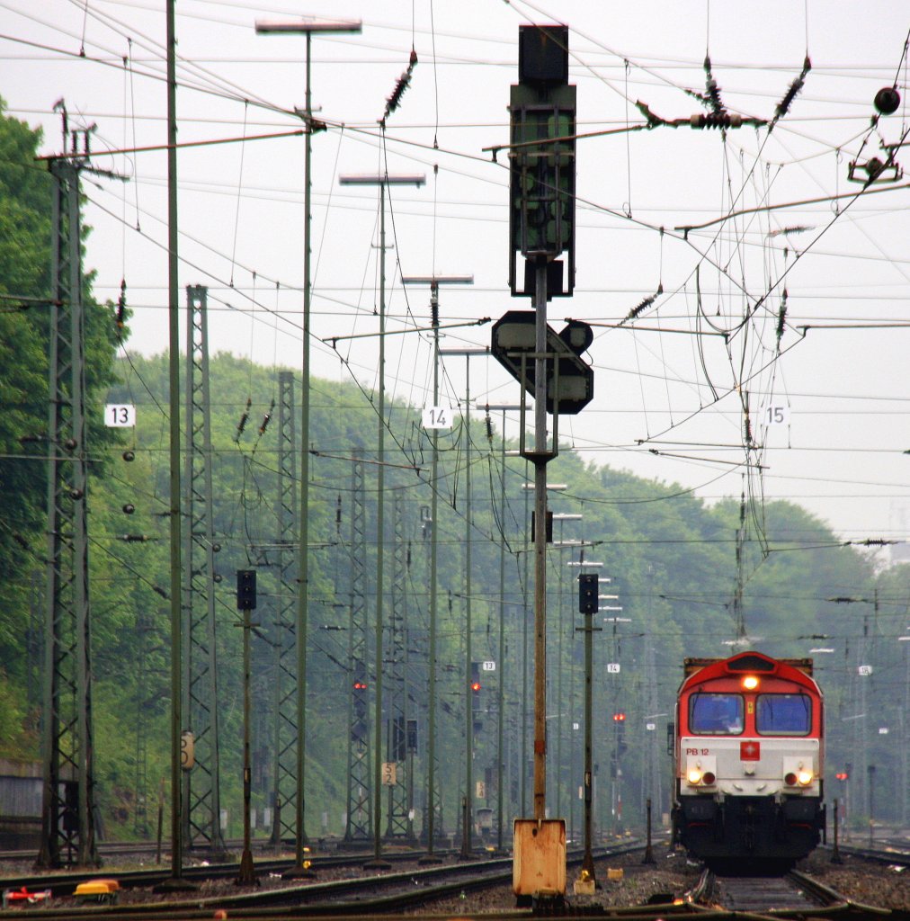 Die Class 66 PB12  Marleen  von Crossrail steht in Aachen-West und wartet auf die Abfahrt nach Belgien mit einem langen P&O Ferrymasters Containerzug aus Gallarate(I) nach Zeebrugge(B) bei Regenstimmung am Abend des 17.5.2013. 