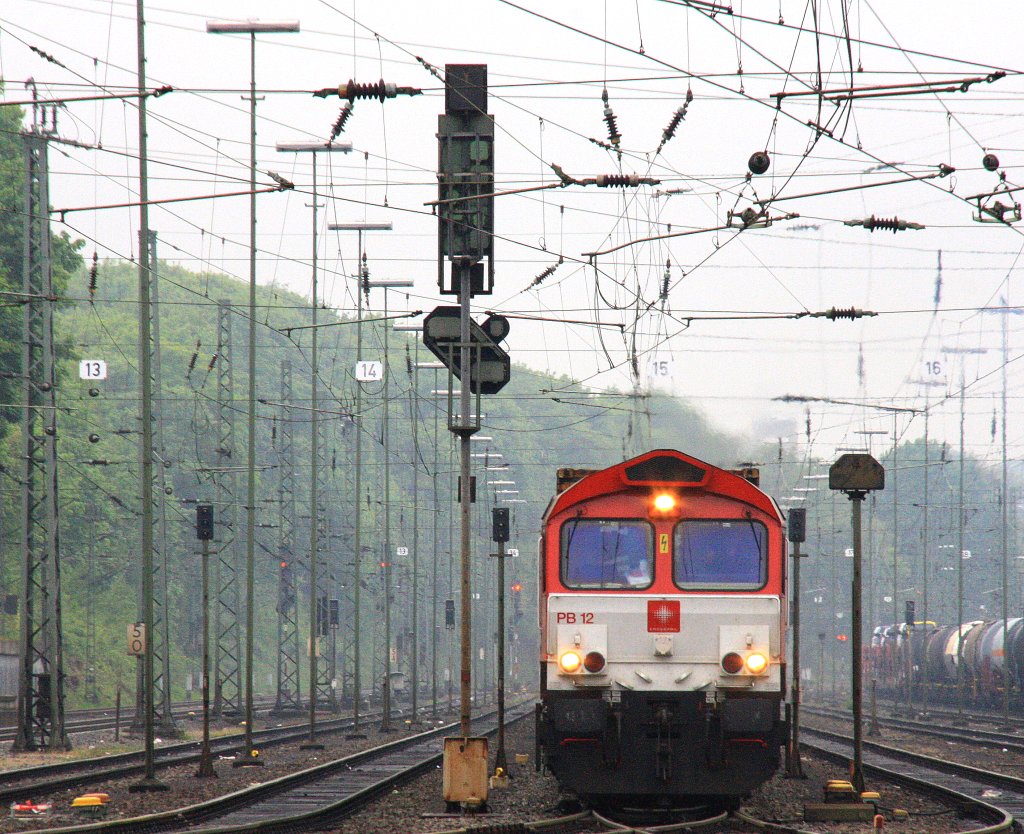 Die Class 66 PB12  Marleen  von Crossrail f�hrt mit viel Dieselpower  mit einem  langen P&O Ferrymasters Containerzug aus Gallarate(I) nach Zeebrugge(B) bei der Ausfahrt von Aachen-West und f�hrt in Richtung Montzen/Belgien bei Regenstimmung und Nebel am Abend vom 17.5.2013.