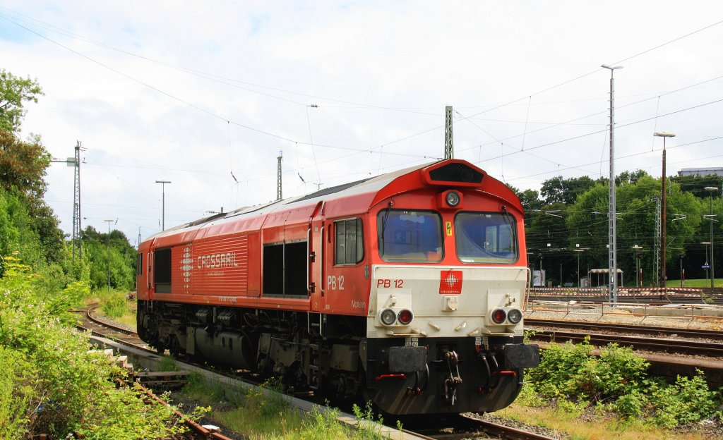 Die Class 66 PB12  Marleen  von Crossrail steht abgestellt in Aachen-West bei Sonne und Wolken. Aufgenommen an der Laderampe des Aachener-Westbahnhofes am 23.6.2013.