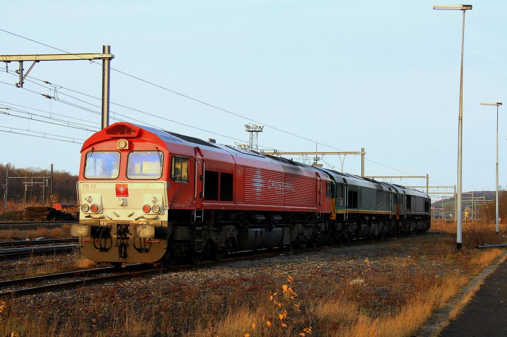Die Class 66 PB13  Ilse  von Crossrail  steht im Trio mit der Class 66 PB14 von Railtraxx BVBA und der DE6301 von DLC Railways in Montzen-Gare(B) bei Sonne am 28.12.2011.