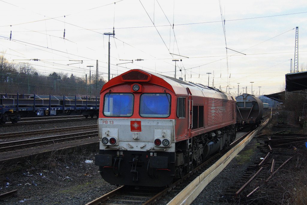 Die Class 66 PB13  Ilse  von Crossrail steht abgestellt in Aachen-West an der Ladrampe bei Abendstimmung am 21.2.2012. 

