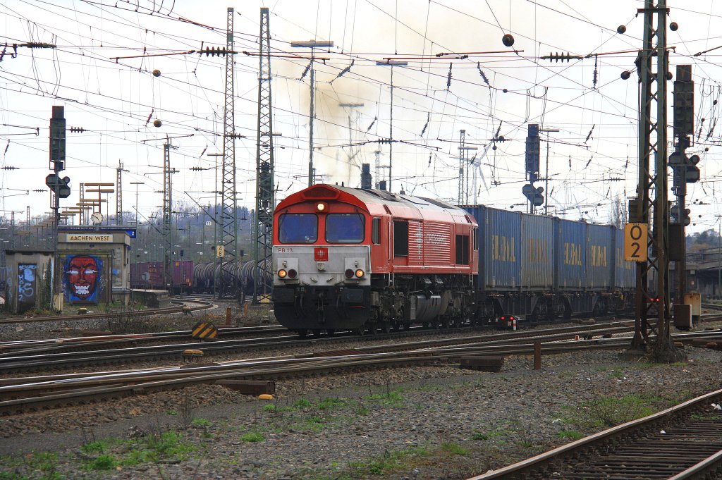 Die Class 66 PB13  Ilse  von Crossrail fhrt mit viel Gas mit einem Bulkhaul-Ganzzug von Aachen-West nach Zeebrugge-Ramskapelle(B). bei Wolken am 31.3.2012.