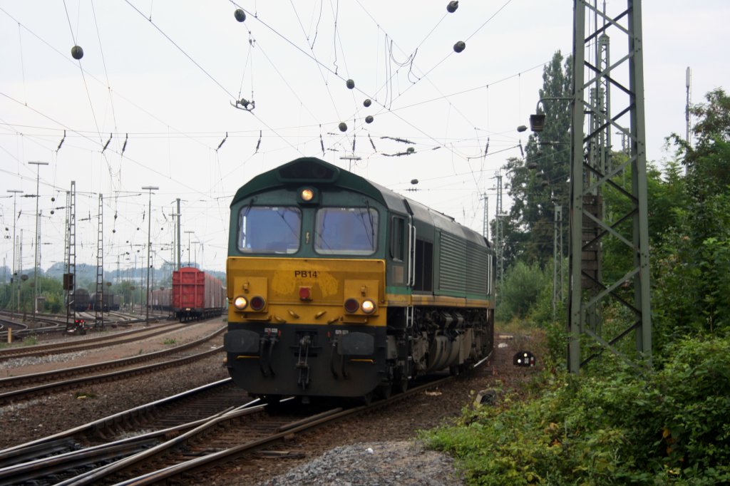 Die Class 66 PB14 von Ascendos Rail Leasing rangiert in Aachen-West bei Wolken.
3.8.2011