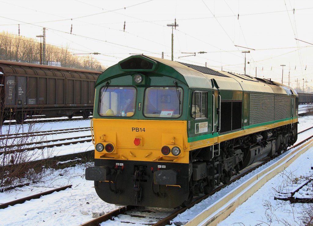 Die Class 66 PB14 von Railtraxx BVBA steht abgestellt in Aachen-West an der Laderampe  bei Schnee und Sonne am 31.1.2012.