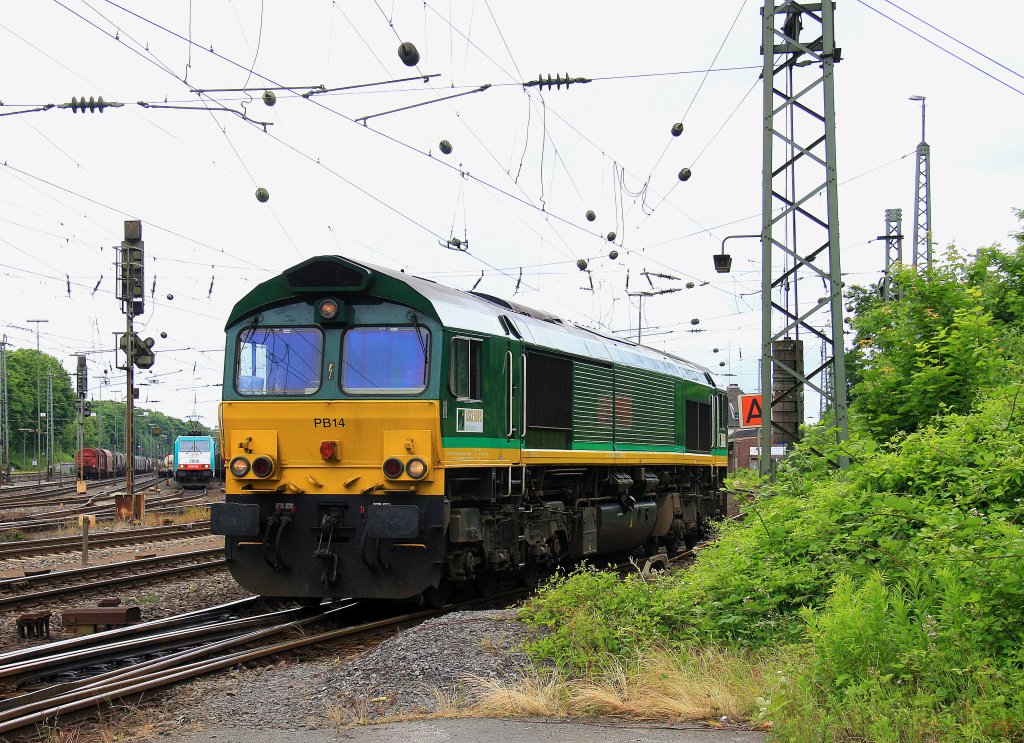 Die Class 66 PB14 von Railtraxx BVBA fhrt als Lokzug aus Aachen-West nach Montzen(B) bei Wolken am 16.6.2012.