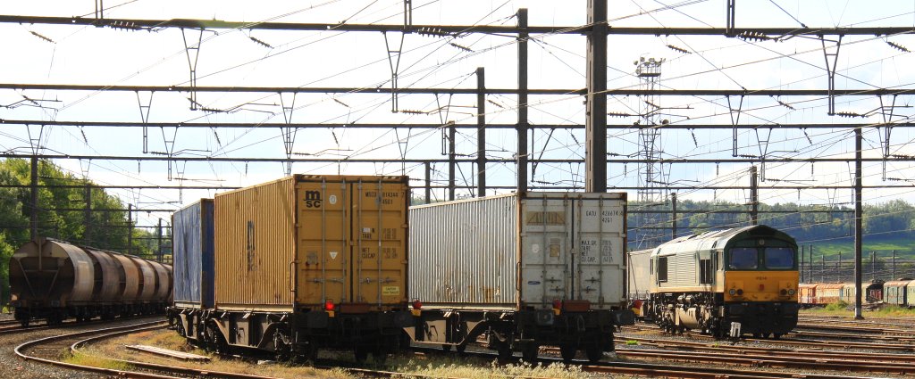 Die Class 66 PB14 von Railtraxx BVBA steht in Montzen-Gare(B) bei schnem Sonnenschein am 2.6.2013.