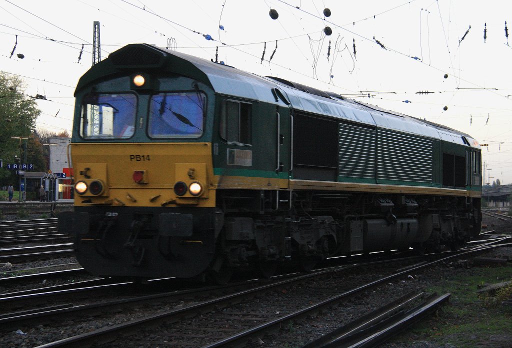 Die Class 66 PB14 von von Railtraxx BVBA fhrt als Lokzug von Aachen-West nach Montzen-Gare(B) in der Abendstimmung am 22.10.2012.