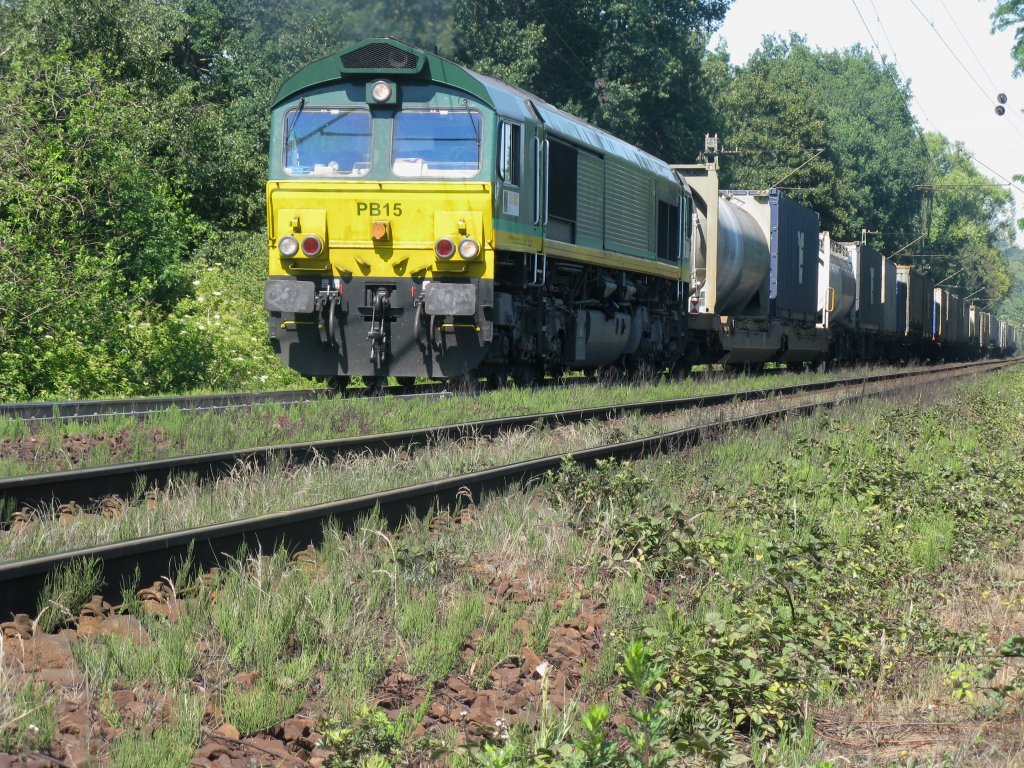 Die Class 66 PB15 von Ascendos Rail Leasing kommt mit einem gemischtem Containerzug von Aachen-West nach Belgien und fhrt den Gemmenicher-Weg hoch bei Schnem Sonnenschein.
2.6.2011