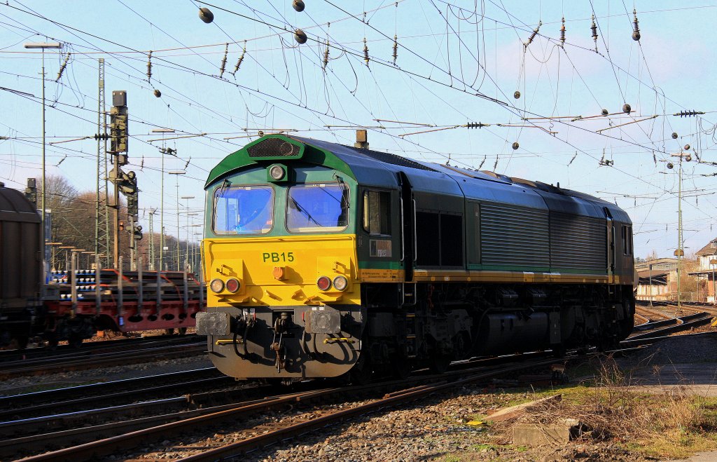 Die Class 66 PB15 von Railtraxx BVBA rangiert in Aachen-West bei strahlend blauem Himmel am 27.1.2012.