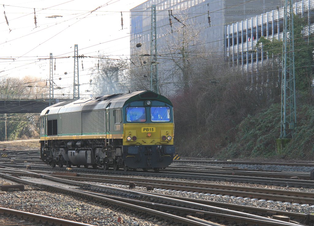 Die Class 66 PB15 von Railtraxx BVBA rangiert in Aachen-West bei schnem Sonnenschein am 27.1.2012.