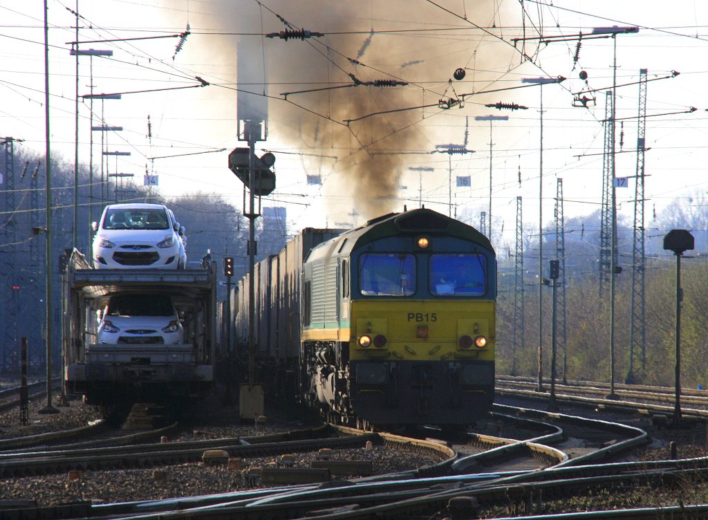 Die Class 66 PB15 von Railtraxx BVBA fhrt mit viel Qualm in Aachen-West ab.
Sie zieht einen Containerzug in Richtung Belgien bei Abendsonne am 1.4.2012.
