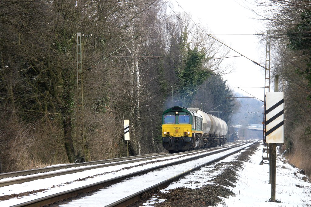 Die Class 66 PB15 von Railtraxx BVBA kommt die Gemmenicher-Rampe hochgefahren mit 5 Silowargen von Aachen-West nach Belgien.
Aufgenommen  an der Montzenroute am Gemmenicher-Weg bei Schnee am Kalten 15.3.2013.