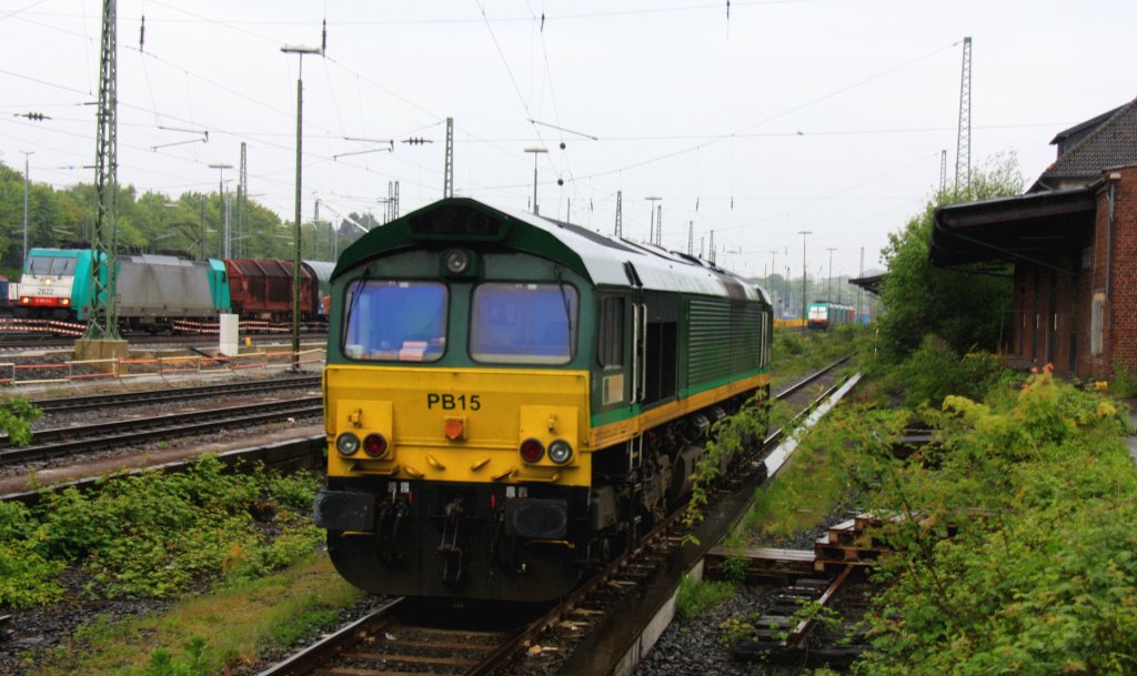 Die Class 66 PB15 von Railtraxx BVBA steht in Aachen-West an der Laderampe bei Regenwetter am 26.5.2013.