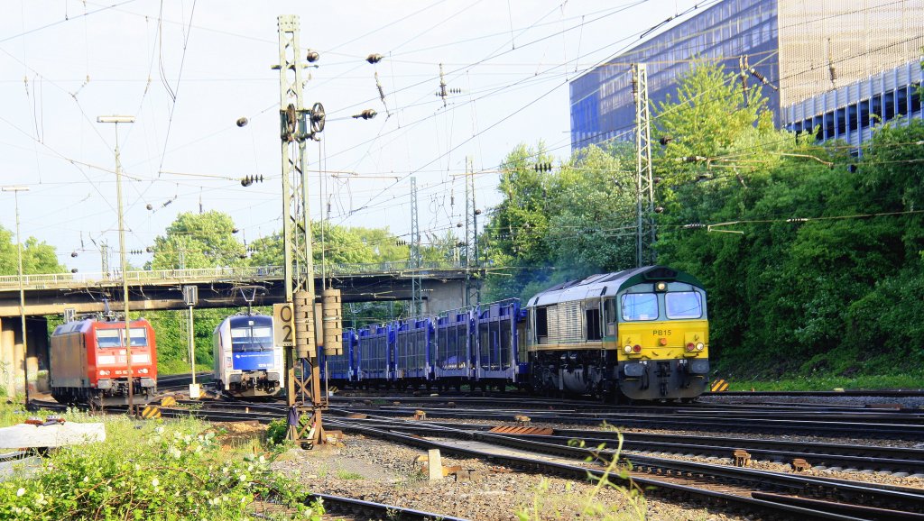 Die Class 66 PB15 von Railtraxx BVBA kommt kommt aus Richtung Montzen/Belgien mit einem langen Dacia-Autoleerzug aus Tongeren(B) nach Ciumesti(RO) und fhrt in Aachen-West ein.
Und im Hintergrund rangiern 185 162-5 DB und 1216 953-0 von der Wiener Lokalbahn  bei schner Abendsonne am 31.5.2013.