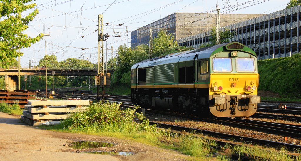 Die Class 66 PB15 von Railtraxx BVBA rangiert in Aachen-West in der Abendsonne am 31.5.2013.