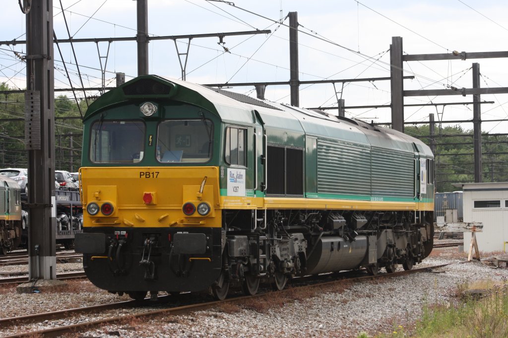 Die Class 66 PB17 von Ascendos Rail Leasing und der Rurtalbahn steht abgestellt in Montzen-Gare(B) bei Sonne.
11.6.2011