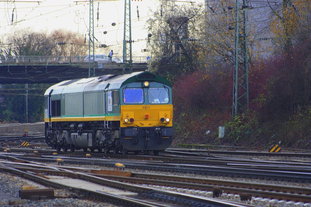 Die Class 66 PB17 von der Rurtalbahn kommt als Lokzug aus Richtung Kln und fhrt in Aachen-West ein.
11.12.2011