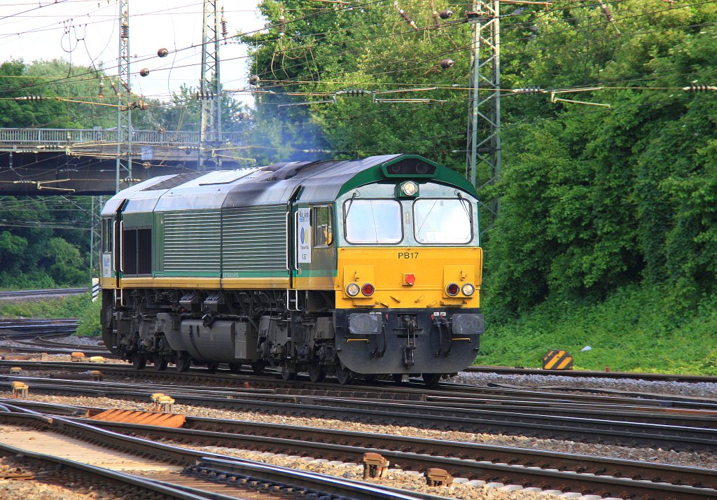 Die Class 66 PB17 von der Rurtalbahn rangiert in Aachen-West in der Abendsonne am 23.6.2012.