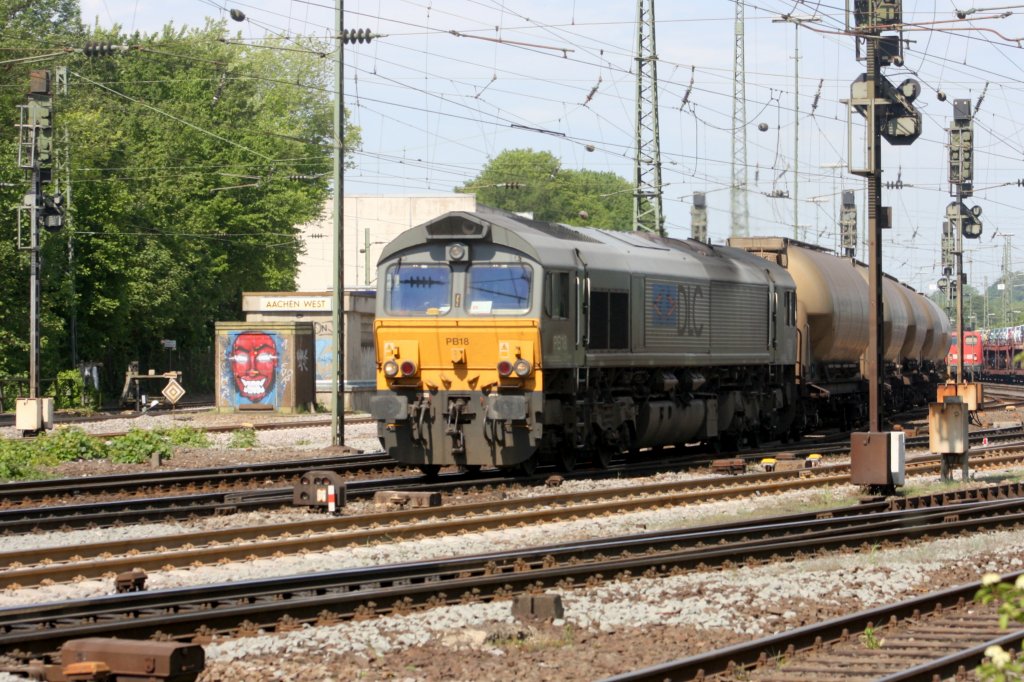 Die Class 66 PB18 von DLC Railways fhrt mit einem Silozug aus Polen nach Belgien in Aachen-West bei Abfahrt  nach Montzen bei Sonne.
8.5.2011