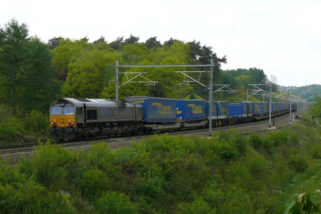 Die Class 66 PB20, damals noch unter Flagge von DLC fahrend, heute Crossrail, fhrt mit einem LKW Walter-Zug durch den Wald bei Moresnet-Chapelle von Aachen-West kommend in Richtung Montzen. Aufgenommen am 16/05/2010.