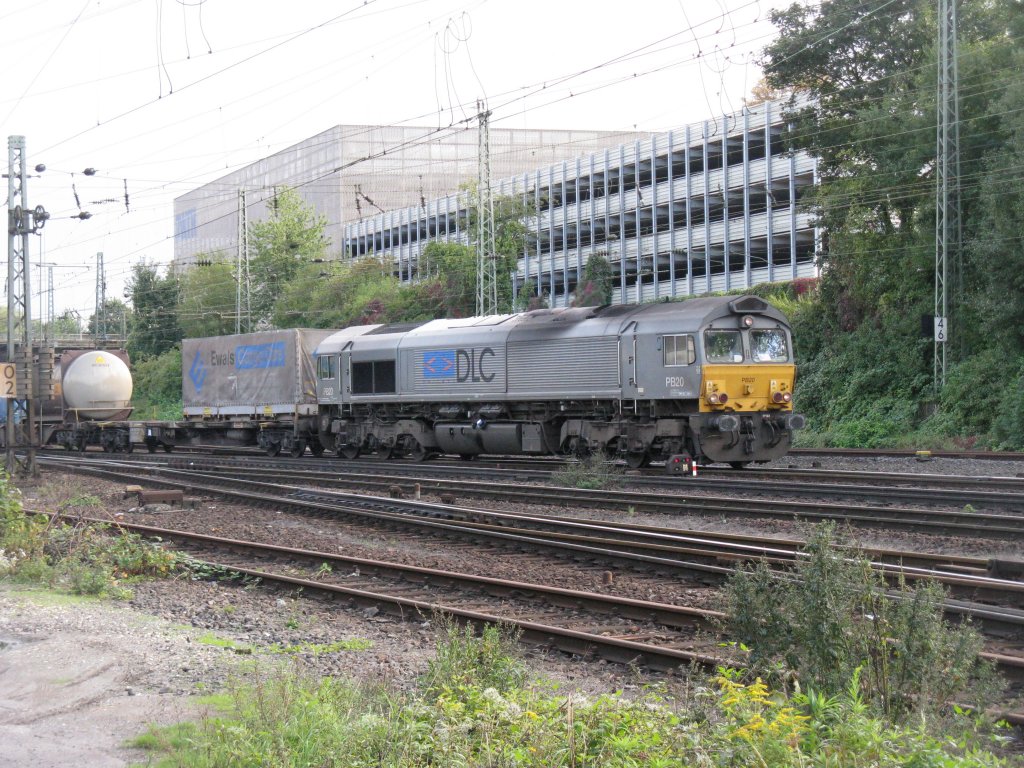 Die Class 66 PB20 von DLC Railways kommt mit einem Containerzug aus Montzen/Belgien und fhrt in Aachen-West ein.
17.9.2010
