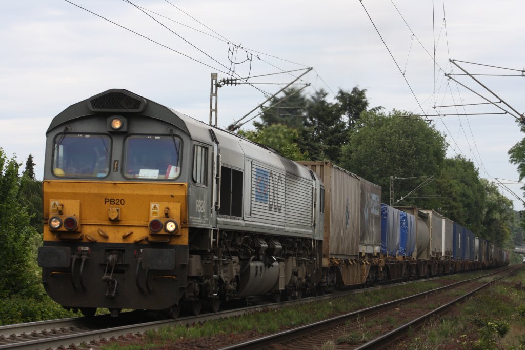 Die Class 66 PB20 von DLC Railways kommt mit einem gemischtem Containerzug von Aachen-West in Richtung Montzen bei Sonne.
Aufgenomen am Gemmenicher-Weg.
28.5.2011