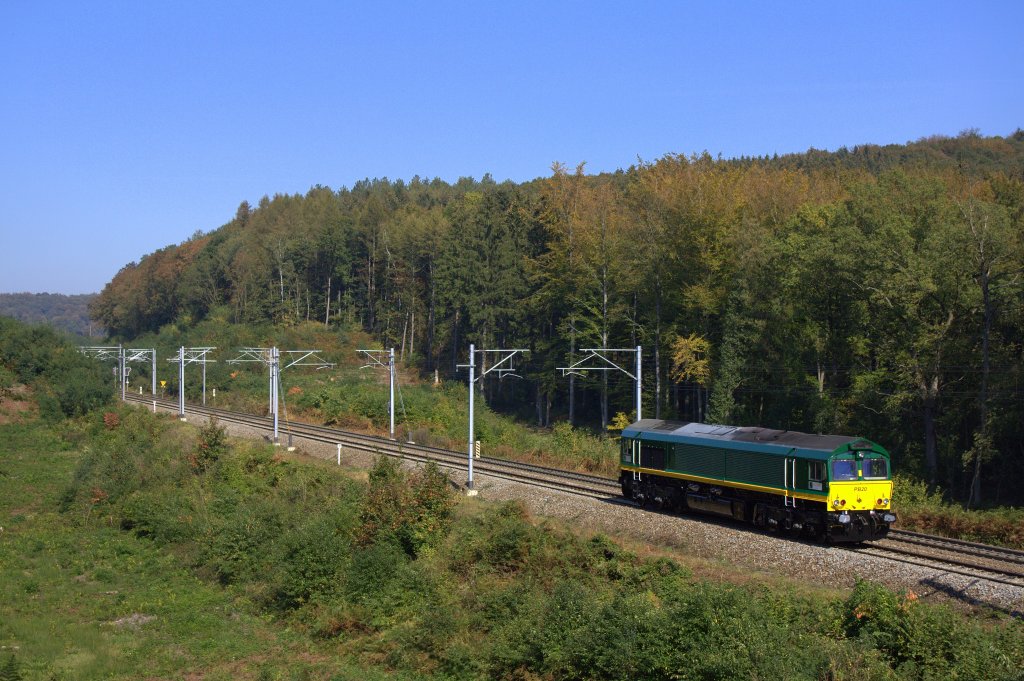 Die Class 66 PB20 fuhr am 01.10.2011 Solo durch den Preuswald bei Gemmenich von Aachen West nach Montzen.