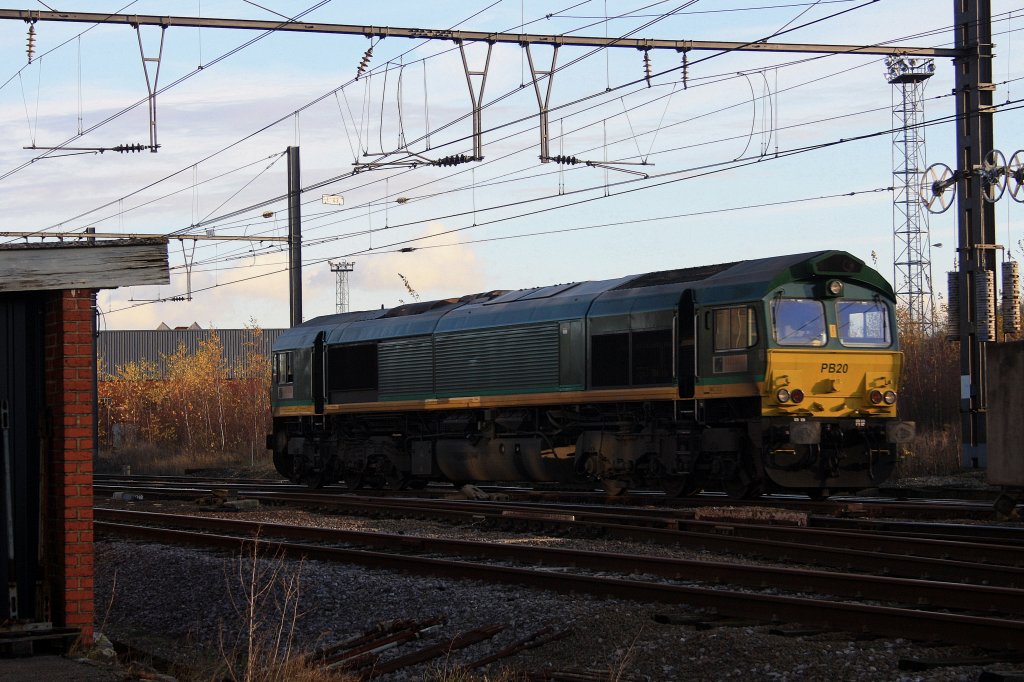 Die Class 66 PB20 von Railtraxx BVBA rangiert in Montzen-Gare.
10.12.2011