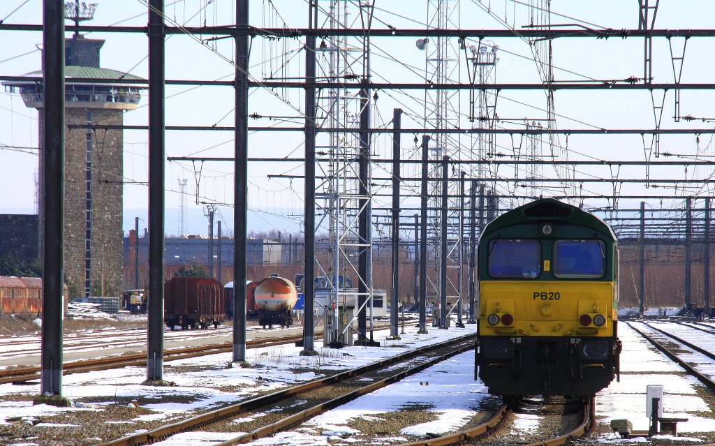 Die Class 66 PB20 von Railtraxx BVBA steht in Montzen-Gare(B) mit einem sehr langen Containerzug bei schnem Winterwetter am Kalten 10.2.2013.