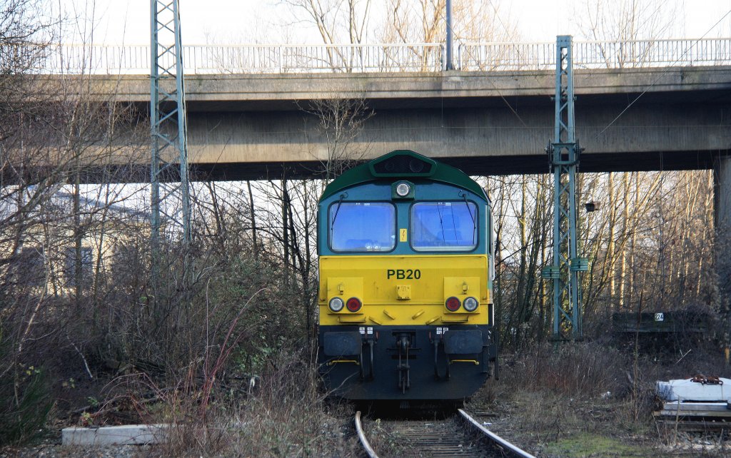 Die Class 66 PB20 von Railtraxx BVBA steht abgestellt in Aachen-West bei schner Wintersonne am 17.2.2013.