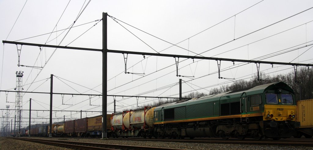 Die Class 66 PB20 von Railtraxx BVBA steht in Montzen-Gare(B) mit einem sehr langen Containerzug bei Winterwetter am Kalten 10.3.2013 