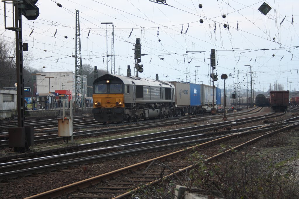 Die Class 66 von der Rurtalbahn fhrt mit einem gemischten Containerzug mit einer Class 66 PB01 von Ascendos Rail Leasing als Schubhilfe von Aachen-West nach Montzen/Belgien.
12.2.2011