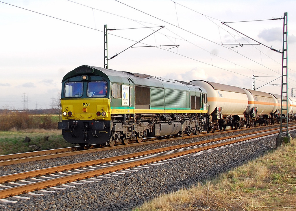 Die Class 66 der Rurtalbahn mit der Nr. PB1 V254 ist  mit Kesselwagen in Richtung Neuss unterwegs und hatte so eben die Umgehungsstrae von Allerheiligen passiert. Freitag 27.1.2012
