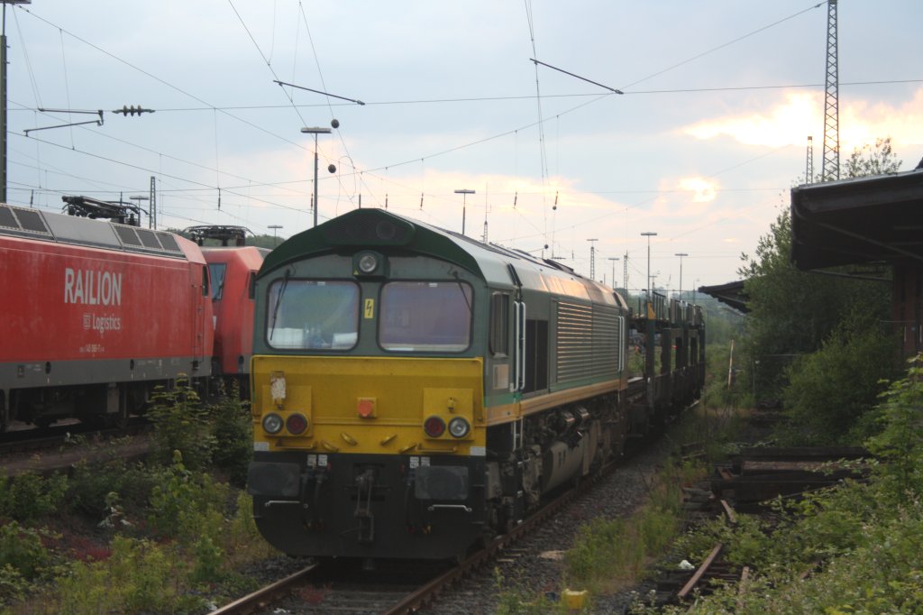 Die Class 66 V266/PB10 von der Rurtalbahn-Cargo steht abgestehlt in Aachen-West bei Abendsonne.
27.5.2011.