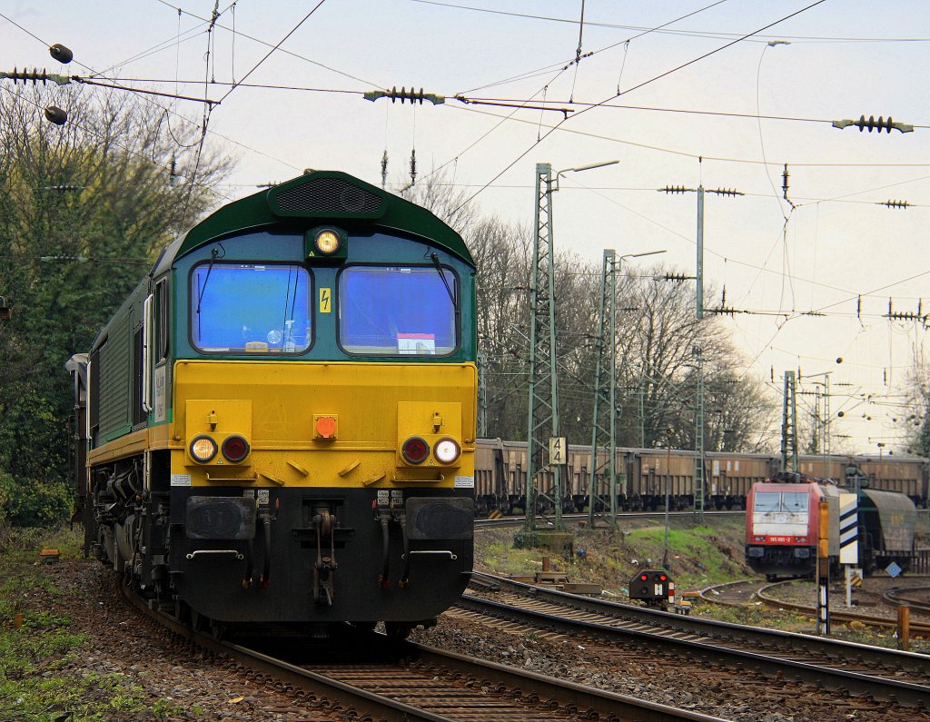 Die Class 66 V266/PB10 von der Rurtalbahn-Cargo kommt mit einem Bleizug aus Antwerpen-Lillo(B) nach Stolberg-Hammer und fhrt in Aachen-West und im Hintergrund steht die 185 601-2 von Crossrail auf dem abstellgleis am 13.4.2012.