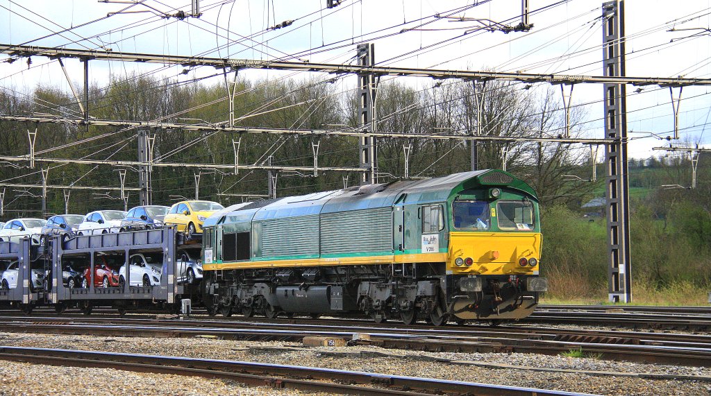 Die Class 66 V266/PB10 von der Rurtalbahn-Cargo steht mit einem Autozug in Montzen-Gare(B) bei Sonne mit Wolken am 21.4.2012.
