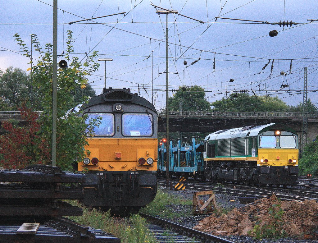 Die Class 66 V266/PB10 von der Rurtalbahn-Cargo kommt mit einem Fiat-Autoleerzug aus Antwerpen(B) nach Tychy (PL) und fhrt in Aachen-West ein in der Abendstimmung am 27.9.2012.