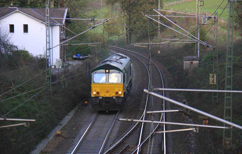 Die Class 66 V266/PB10 von der Rurtalbahn-Cargo kommt die Gemmenicher-Rampe hochgefahren und fhrt als Lokzug aus Aachen-West nach Montzen-Gare(B) und  fhrt gleich in den Gemmenicher-Tunnel hinein.
Aufgenommen in Reinartzkehl in der Abendstimmung am 31.10.2012.