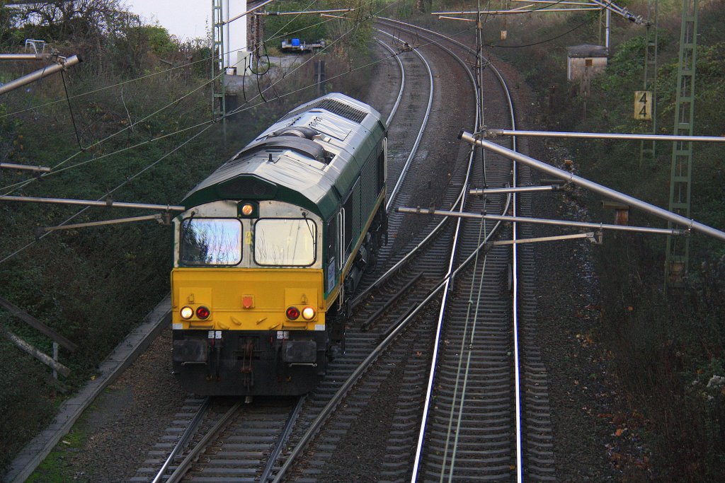 Die Class 66 V266/PB10 von der Rurtalbahn-Cargo kommt die Gemmenicher-Rampe hochgefahren und fhrt als Lokzug aus Aachen-West nach Montzen-Gare(B) und fhrt gleich in den Gemmenicher-Tunnel hinein. Aufgenommen in Reinartzkehl  am Abend des 31.10.2012.