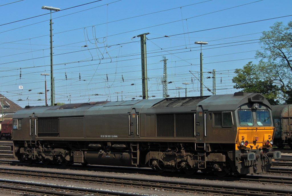 Die Class66 DE 6307 von Crossrail rangiert am 25.04.2011 in Aachen West.